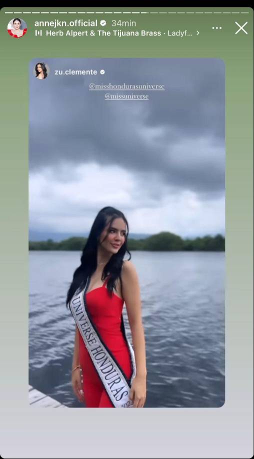 En el video se observa a la catracha caminando por un hermoso paisaje de Honduras. 