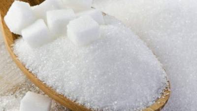 Regule el consumo de azúcar natural y en los alimentos.