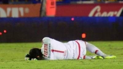 Momento en el que el guardameta se tiraba al suelo para dormirse, al final fue amonestado.