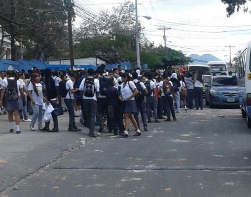 Estudiantes del Central protestan en Tegucigalpa contra jornada extendida