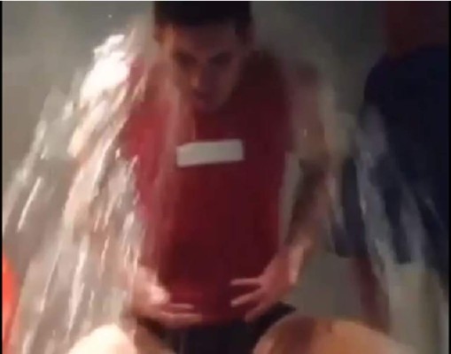 Video: Lionel Messi se da un baño de agua helada