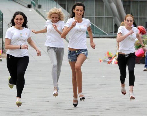 Mujeres corren con tacones de 7 cm de altura