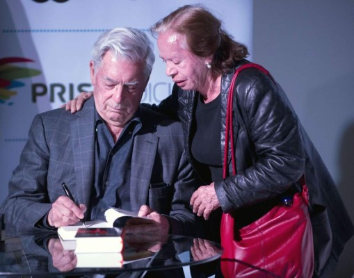 Vargas Llosa agradece a lector que interrumpió charla y rompió su libro