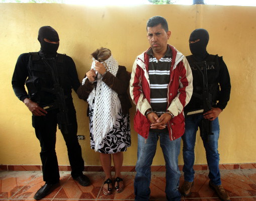 Detienen a pareja de supuestos proxenetas