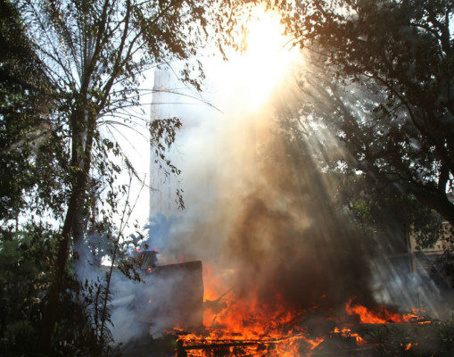 Incendio consume una de las casas más viejas de San Pedro Sula