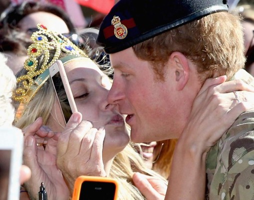 El príncipe Enrique se despide de Australia con un beso robado
