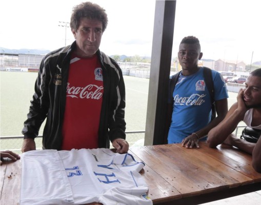 Costly le regaló su camiseta mundialista a Vargas