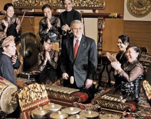 Bush de gira por Vietnam