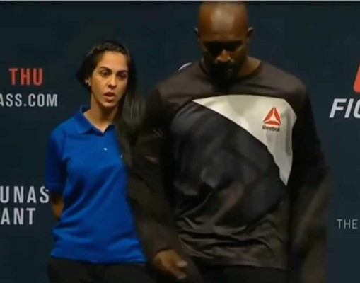 Captan anfitriona de UFC 'derretirse' al ver a peleadores sin ropa   