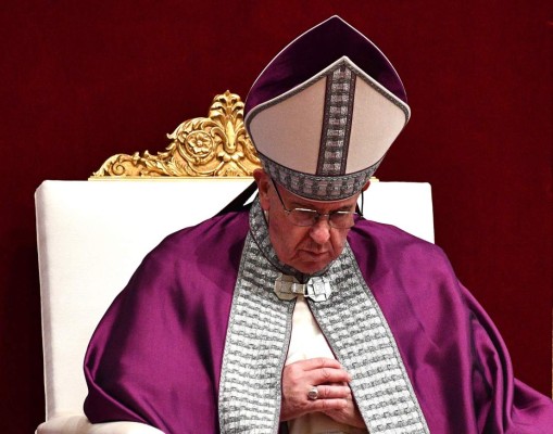 Papa recomienda exorcismo para combatir al diablo