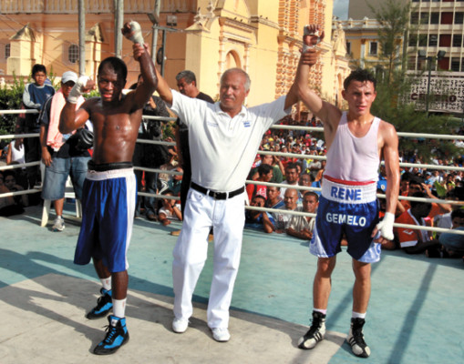 'Muñeco” González se exhibe ante su público