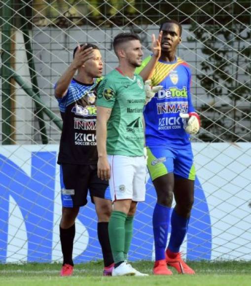 Secuencia de la agresión. El defensa Jeancarlo Rivera, del Real de Minas, le propinó esta patada al argentino Esteban Espíndola del Marathón.