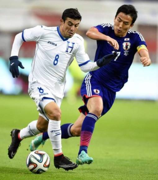 El centrocampista hondureño Juan Josué Rodríguez es marcado por el japonés Makoto Hasebe.