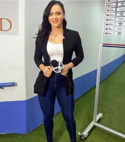 Isabel Zambrano, periodista deportiva de Televicentro y novia del entrenador argentino Diego Vázquez, estuvo en el estadio Nacional con el juego Olimpia-Honduras Progreso.