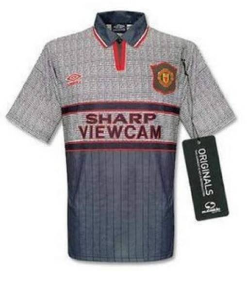 La ccamiseta del Manchester United en la temporada 1996. No podía ser más fea.