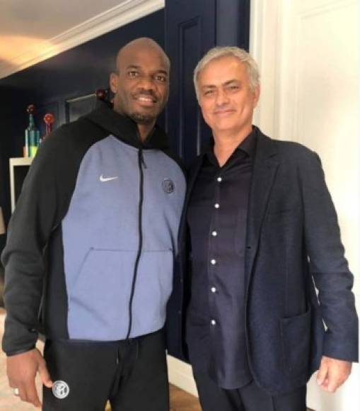 Ha compartido con grandes celebridades del fútbol mundial, esta foto se le ve con Mourinho.
