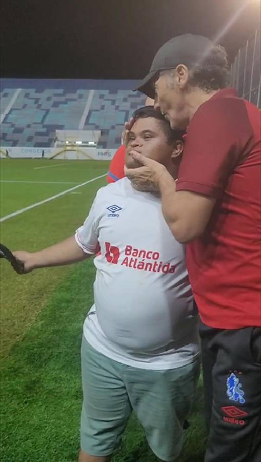 El entrenador del Olimpia le dio un cariñoso beso a Justo.