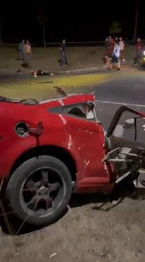 Según el Código Penal, este hecho se convierte en homicidio con dolo eventual, conducción temeraria, lesiones y daños materiales, debido a que la persona que venía conduciendo se encontraba bajo los efectos de bebidas alcohólicas.