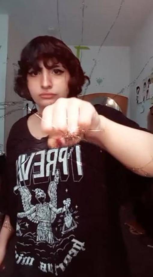 Veronica dijo que tanto ella como sus padres expresaron su preocupación al personal que dirige el centro comunitario de mujeres sobre las armas y las drogas en la casa donde vivía Verjes. 