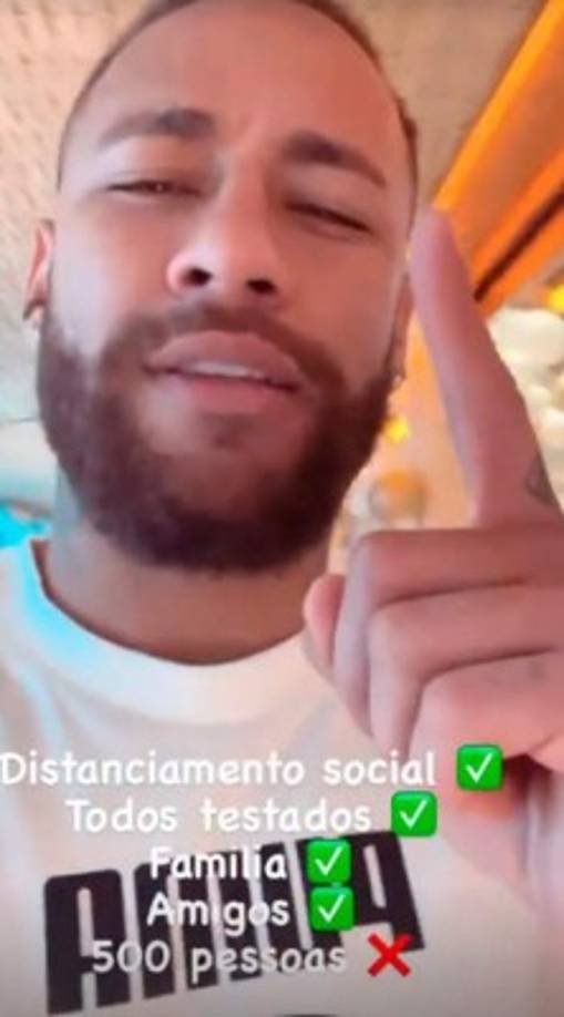 Neymar le enseñó a sus seguidores los preparativos para el festejo e ironizó sobre la polémica: 'Cena en casa, con distanciamiento entre una silla y otra. Y no es para 500 personas, je', expresó el brasileño.