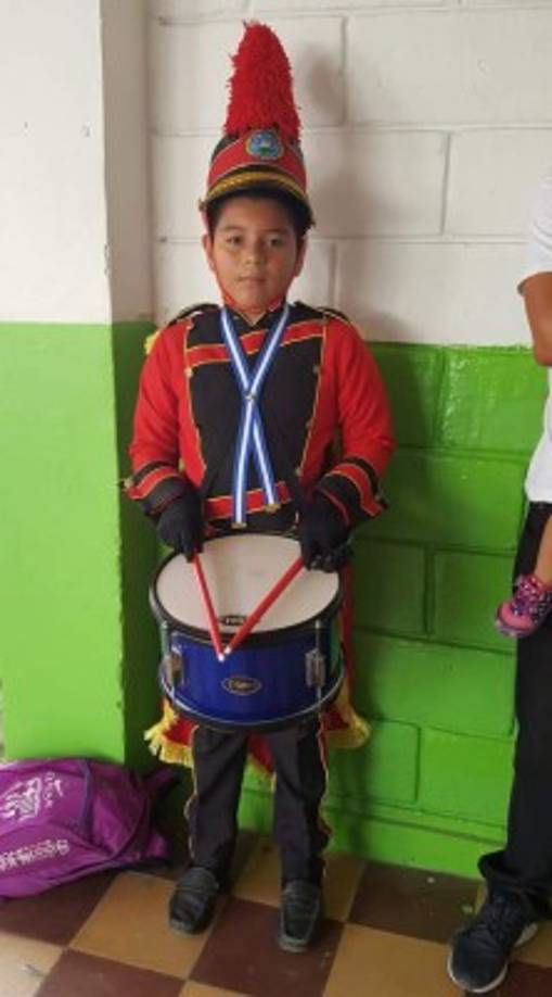 Fredy Daniel flores Mancia fue parte de la banda de guerra de la escuela Carlos Alberto Rivera Ramos.