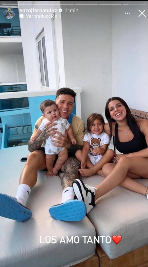 Ante la presencia de Cofano, Fernández publicó una foto en sus redes sociales junto a su familia, lo que algunos interpretaron como un intento de desviar la atención de los rumores.