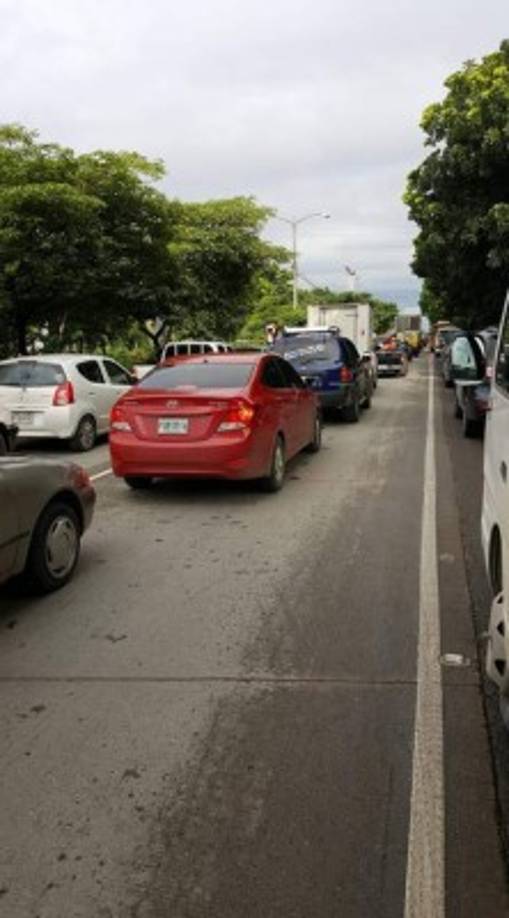 Acá una fotografía frente a la Cruz Roja, donde también hay un tráfico espantoso.