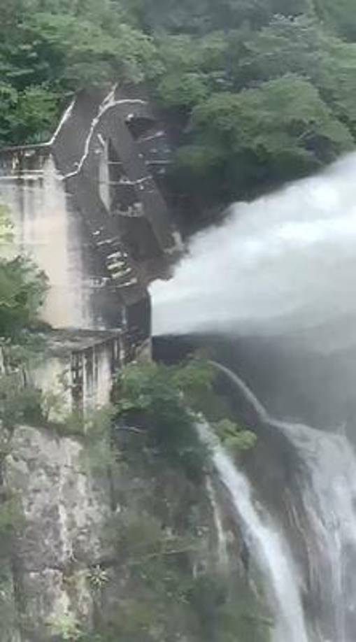 Por otro lado, el equipo encargados de las descargas preventivas aseguró a la población que el impacta será mínimo y permitirá mantener en óptimas condiciones la central hidroeléctrica, además de contener las lluvias y evitar inundaciones masivas como en años anteriores.