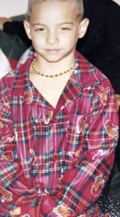 Para conmemorar su natalicio el cantante compartió varias imágenes de sus años de infancia con sus más de 38 millones de seguidores en Instagram.