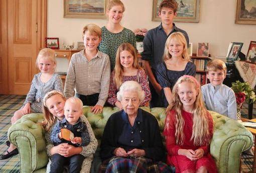 Una imagen de la reina Isabel II con sus nietos y bisnietos también fue manipulada según el empresario tecnológico Christopher Bouzy, que afirmó que el retrato había sido retocado con Photoshop, sugiriendo que se podía ver dónde estaban empalmados los dos lados del sofá.