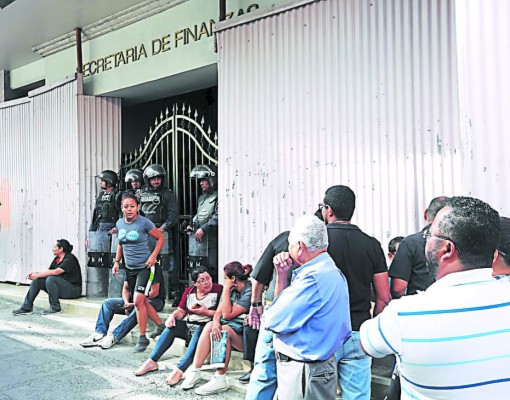 Maestros protestan en Finanzas por falta de pago