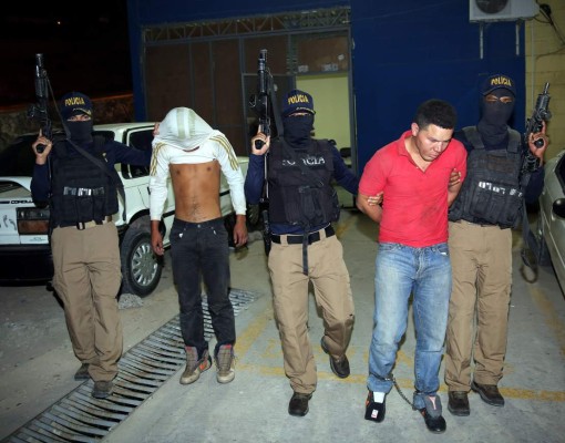 Caen dos mareros tras quemar rapidito y raptar a su conductor