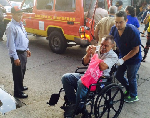 Cinco heridos tras volcarse microbús en Tegucigalpa