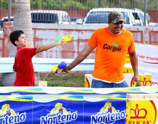 Juego de pistolas con aguas.