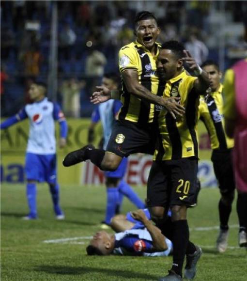 Iván López se subió encima de Danilo Tobías para celebrar el gol del 2-1.