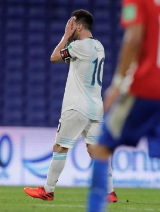Messi, frustado luego de su gol anulado.
