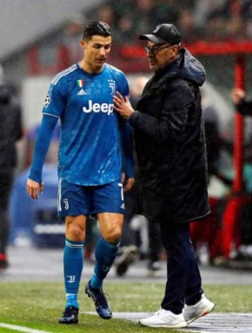 Maurizio Sarri, técnico de la Juventus, intentó parar a Cristiano Ronaldo tras el cambio para saludarlo y el portugués le negó el saludo.