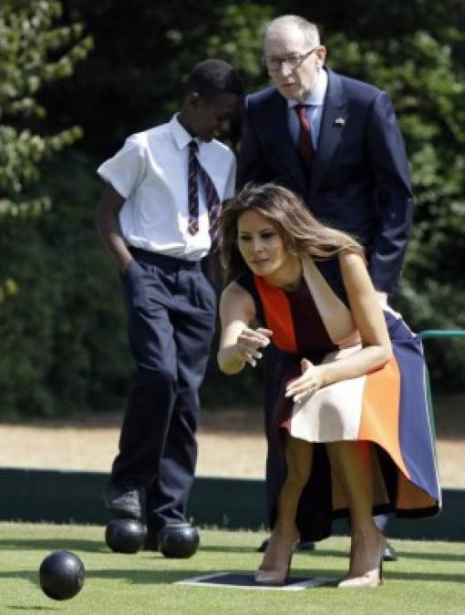 Melania se mostró muy satisfecha con la visita a los jubilados, posteriormente, la primera dama fue a conversar con niños del colegio de primaria Saint George's Church of England.