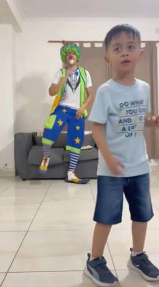 Al buscar en YouTube, efectivamente se encuentran los comentarios de la señora, quien escribió ”El cumple era de mi nieto, y el payaso muy poco profesional le dio prioridad a un niño y no a mi nieto.”