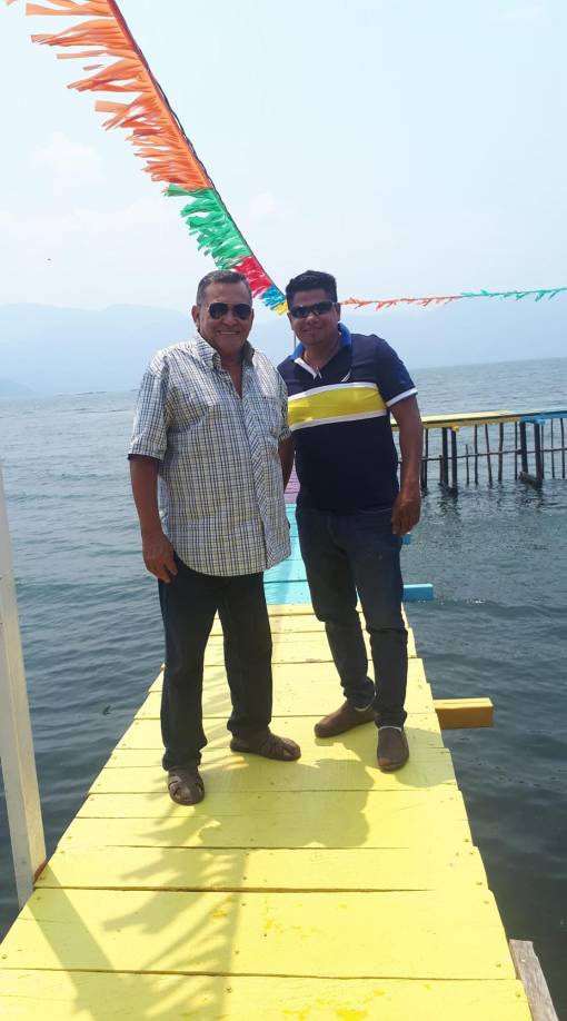 Alberto Alvarado Santos colgó esta foto con su padre.