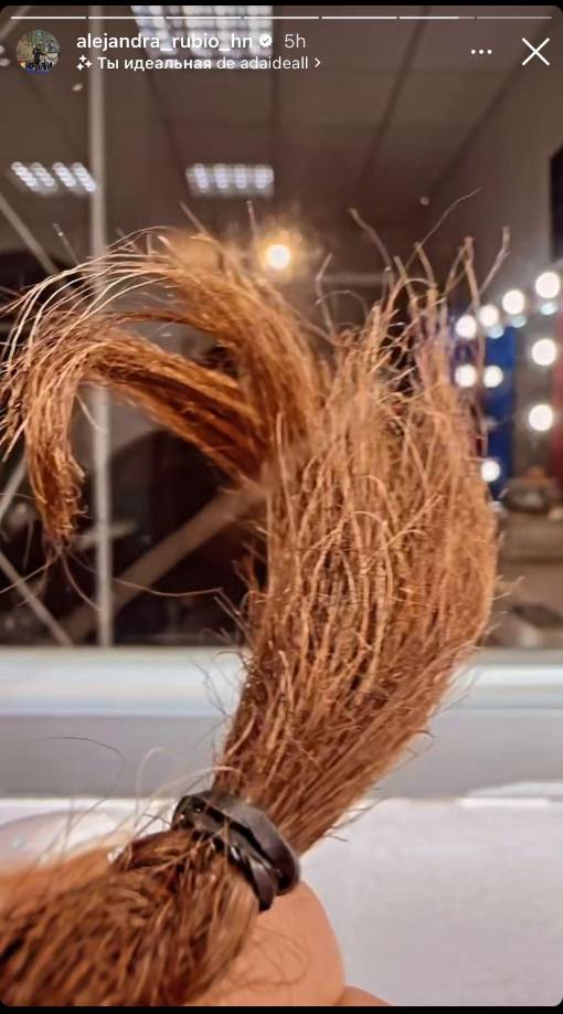 Asimismo a través de su cuenta de Instagram donde cuenta con más de 1 millón de seguidores mostró a detalle como luce su cabello luego de la tragedia. 