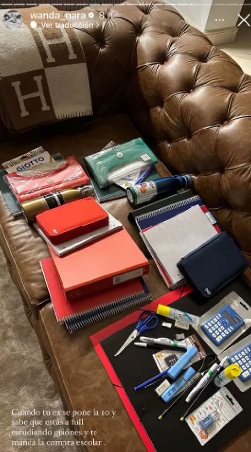 “Cuando tu ex se pone la 10, sabe que estás a full estudiando guiones y te manda la compra escolar”, escribió Nara, junto a una instantánea en la que se ven carpetas, cuadernos y otros útiles para el colegio.