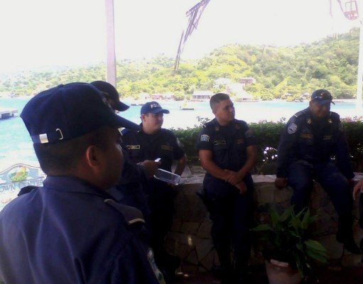 Aplican pruebas de confianza a policías de Roatán
