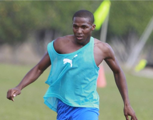 Defensor Edgar Crisanto se presenta a entrenar con Olimpia