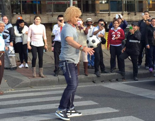 Video: 'Pibe' Valderrama sorprende al demostrar su talento en plena calle