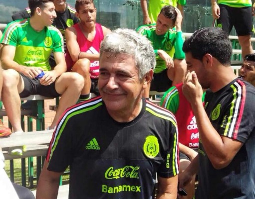 Tuca Ferreti cumple promesa y se quita su bigote