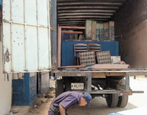 Decomisan camión cargado de artículos