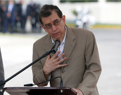 Micheletti abierto al diálogo; Mel lo entierra