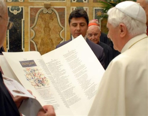 El Papa recibe una Biblia copia de un incunable