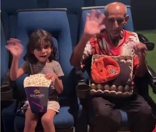 Video: Abuelo y su nieta fueron por primera vez al cine y se viralizaron